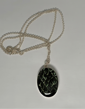 Load image into Gallery viewer, Hálsmen Roð 8x13mm
